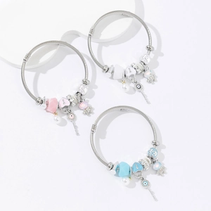 Bracelet jonc ouvert en acier pour femme avec breloques cœurs et perles