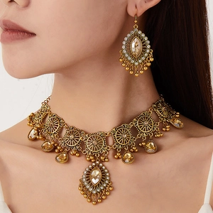 Parure bijoux bohème ethnique avec collier goutte cristal champagne et boucles