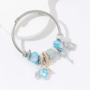 Bracciale in acciaio argento con perle di vetro blu e ciondoli a cuore e chiave