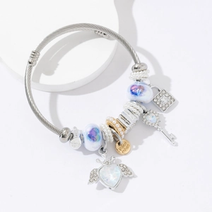 Bracciale in acciaio argento con perle viola, perle e ciondoli a forma di cuore e chiave