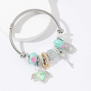 Bracciale in acciaio con ciondolo a cuore alato, perle di vetro verdi e perle