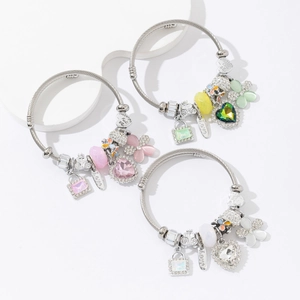 Bracelet ajustable en acier inoxydable avec cristaux en cœur et breloques de fleurs en émail
