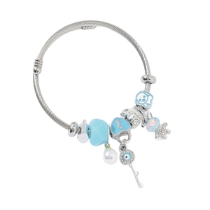 Bracelet en fil d'acier argenté avec breloques cœur, œil et clé sur fond blanc éclatant