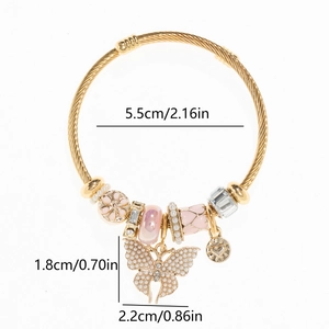 Détail du bracelet à breloques doré avec pendentif papillon et mesure de diamètre de 5,5cm