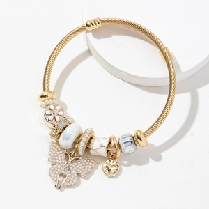 Bracelet spirale doré avec breloque papillon en perles, pendentif cœur et perles