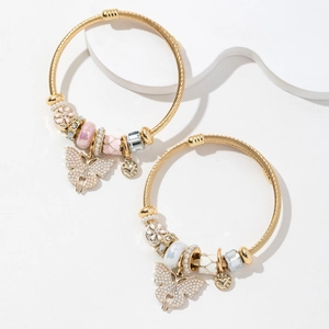 Bracelet spirale doré avec pendentif papillon en perle et perles fleuries élégantes