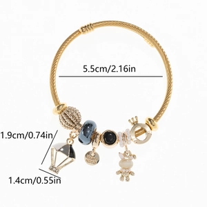 Détail du bracelet DIY avec lapin doré, couronne, montgolfière et mesures de taille
