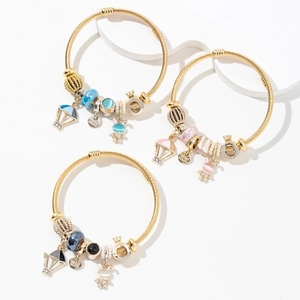 Bracelet à breloques DIY avec couronne, lapin et perles de cristal sur anneau torsadé doré