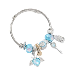 Bracciale mesh argento con ciondolo a cuore blu, corona, chiave e perle su sfondo bianco
