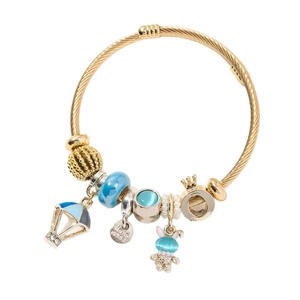 Bracelet torsadé doré avec breloques montgolfière, couronne et lapin bleu mignon