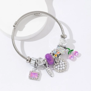 Bracelet argenté torsadé avec charms cœur, cerises et perles en verre violettes