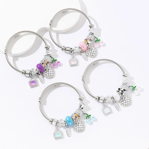 Détail de breloques en cristal avec pendentifs cœur et cerise sur bracelets en acier