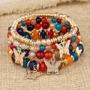 Bracelet multicouche bohème avec perles de cristal colorées et breloques papillon dorées