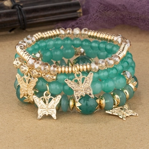 Bracelet multicouche bohème avec cristaux verts et pendentif papillon ajouré