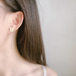 Daisy tassel earrings with white enamel petals and long silver metal chains