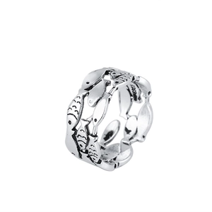 Detailed view of S925 sterling silver ring featuring a vintage hollow fish school design