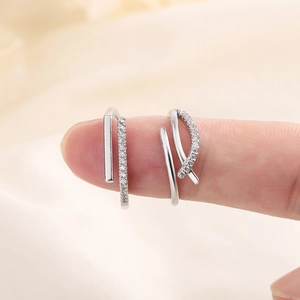 Detail eines verstellbaren s925 Silberrings mit geometrischen Linien und glitzernden Zirkonia