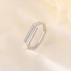 Minimalistischer S925 Silber Sechskant-Ring mit funkelndem Diamantbesatz und offener Form