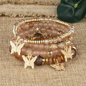 Bracelet bohème multicouche avec perles en cristal rose et breloques papillon dorées