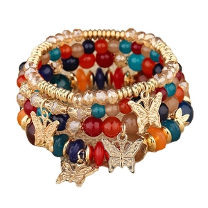 Bracelet multicouche bohème avec breloques papillon dorées et cristaux colorés élégants
