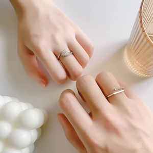 Verstellbare S925 Silber Partnerringe mit funkelnden Diamanten und minimalistischem Design