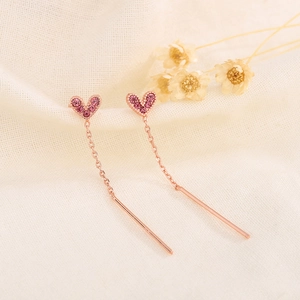 Herz-Ohrhänger in Roségold mit rosa Kristallen und langen eleganten Ketten