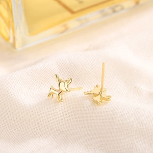 Élégantes boucles d'oreilles cerf en argent 925 doré sur tissu de lin blanc