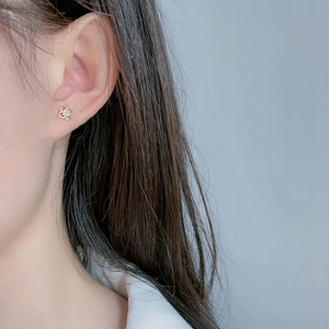 Elegant gold S925 sterling silver four-leaf clover stud earrings with white zircons