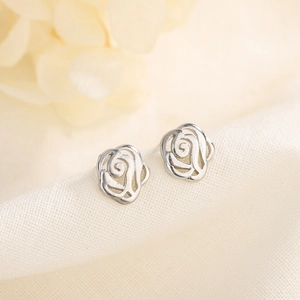 Élégantes boucles d'oreilles roses en argent S925 au design ajouré minimaliste sur tissu