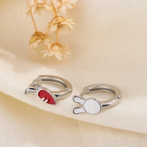 Créoles asymétriques en argent S925 avec un joli lapin blanc et un motif carotte rouge