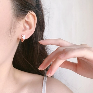 Boucles d'oreilles lapin asymétriques en argent S925 doré rose portées par mannequin