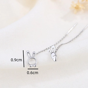Détail de boucles d'oreilles asymétriques lapin et carotte avec marquage de 0,9 cm