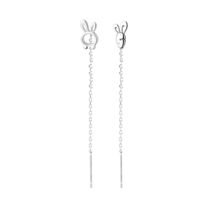 Détail de boucles d'oreilles pendantes en argent S925 avec lapin et carotte