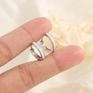 Boucles d'oreilles créoles minimalistes en argent S925 et émail blanc tenues à la main