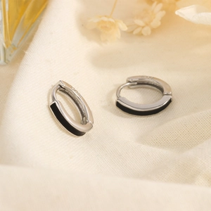 Créoles minimalistes en argent sterling S925 avec émail noir sur tissu blanc