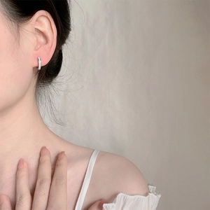 Boucle d'oreille créole minimaliste en argent s925 pour femme avec finition polie portée
