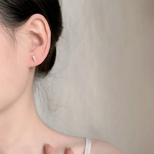 Orecchini minimalisti in argento 925 a forma di animale per donne con stile raffinato
