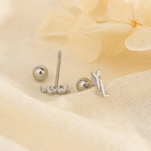 Eleganti orecchini a perno in argento con loghi YSL e Chanel e chiusura a vite