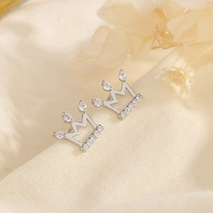 Boucles d'oreilles couronne en argent S925 avec zircons brillants sur fond de tissu