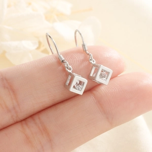 Eleganti orecchini a cubo in argento con pietre di zirconia e ganci classici