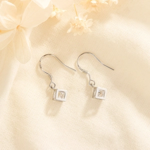 Orecchini a gancio in argento S925 con cornice cubica minimalista e zircone lucido