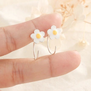 Elegant floral drop earrings with white petals and yellow centers in silver plating