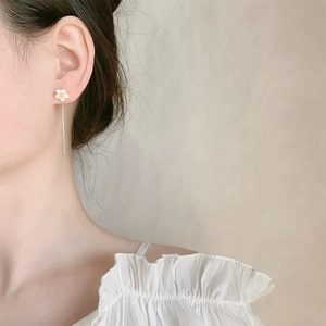 Daisy tassel earrings for women featuring white petals and a long silver chain drop