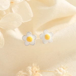 Cute white and yellow daisy flower stud earrings for women with silver edges