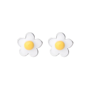 Macro shot of white daisy stud earrings with yellow pistil and silver metal stems