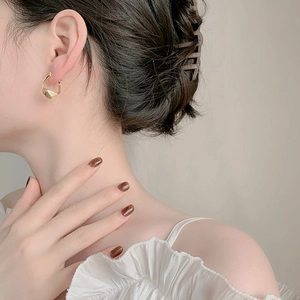 Elegant s925 gold twisted hoop earrings for women with a minimalist polished metal design