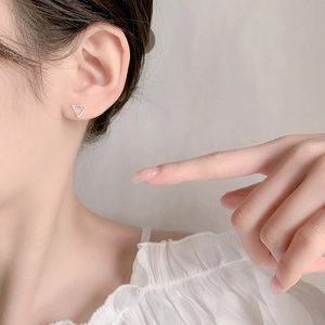 Boucles d'oreilles triangles minimalistes en argent S925 portées par un mannequin