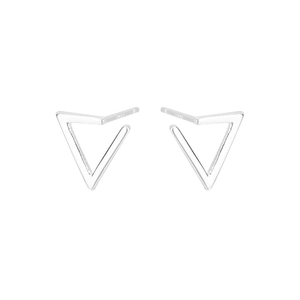 Détail des boucles d'oreilles triangle en argent montrant le poinçon S925 sur le bijou