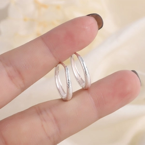 S925 Sterling Silber Creolen mit strukturierter matter Oberfläche in Ovalform