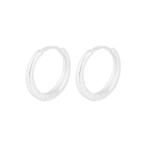 Detailansicht von S925 Sterling Silber Creolen mit funkelnd sandgestrahlter Oberflächenstruktur